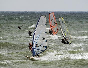 Windsurfere udnytter vinden ved Vesterhavet